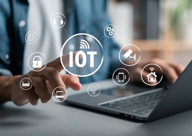 Infografika przedstawiająca kluczowe czynniki wyboru odpowiedniego rozwiązania IoT dla firm