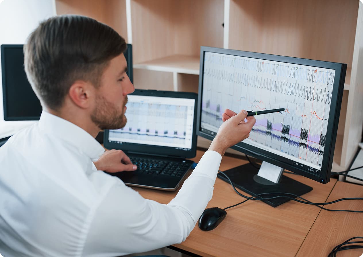 Pracownik wskazujący na ekran komputera